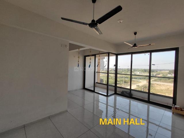 3 BHK Apartment in Vaishno Devi Circle for rent Ahmedabad. The reference number is 19906407