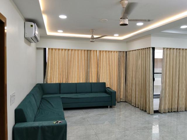 3 BHK Apartment in Vaishno Devi Circle for rent Ahmedabad. The reference number is 19945779
