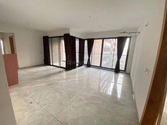 3 BHK Apartment in Vaishno Devi Circle for rent Ahmedabad. The reference number is 19228345
