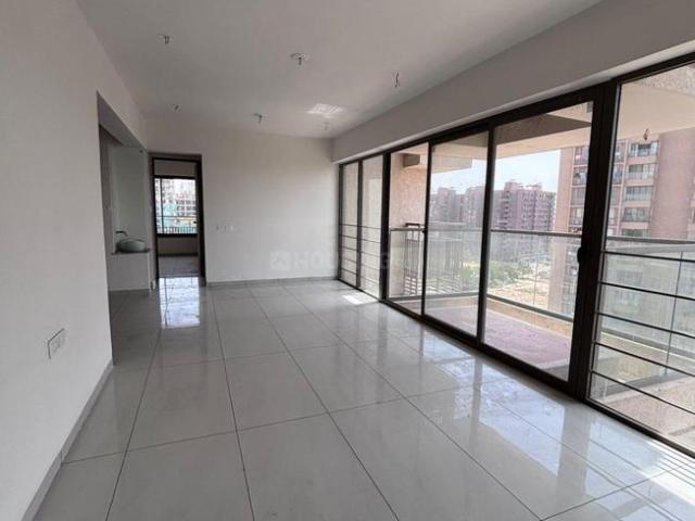 3 BHK Apartment in Vaishno Devi Circle for rent Ahmedabad. The reference number is 20590445