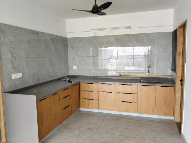 3 BHK Apartment in Vaishno Devi Circle for rent Ahmedabad. The reference number is 20651455
