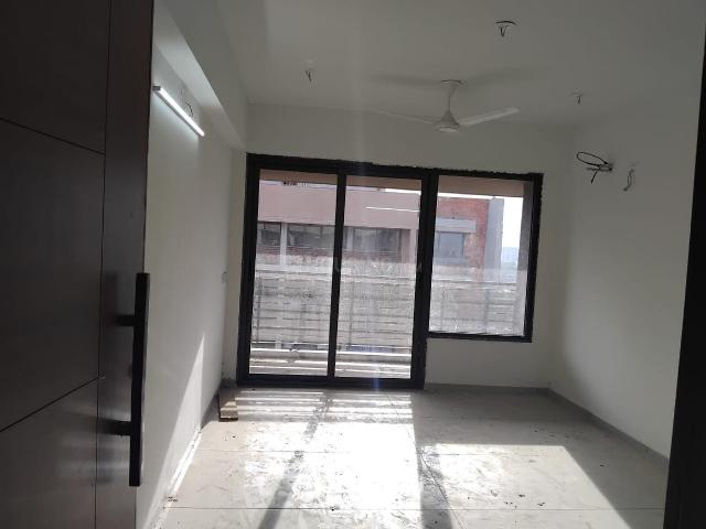 3 BHK Apartment in Vaishno Devi Circle for rent Ahmedabad. The reference number is 20751348