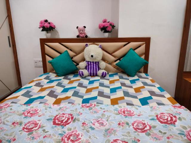 3 BHK Apartment in Vaishno Devi Circle for rent Ahmedabad. The reference number is 20920077