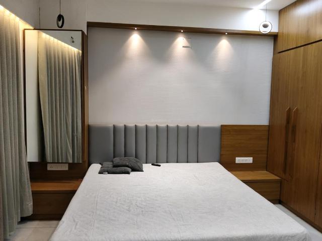 3 BHK Apartment in Vaishno Devi Circle for rent Ahmedabad. The reference number is 20992897