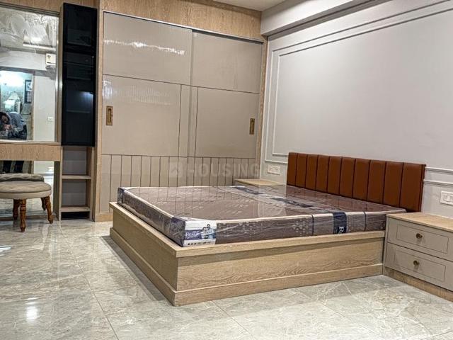 3 BHK Apartment in Vaishno Devi Circle for rent Ahmedabad. The reference number is 20075111