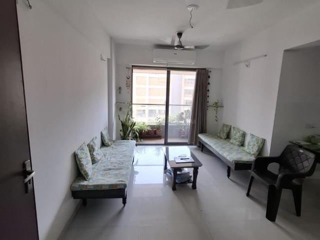 3 BHK Apartment in Vaishno Devi Circle for rent Ahmedabad. The reference number is 20336621