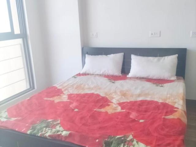 3 BHK Apartment in Vaishno Devi Circle for rent Ahmedabad. The reference number is 20381193