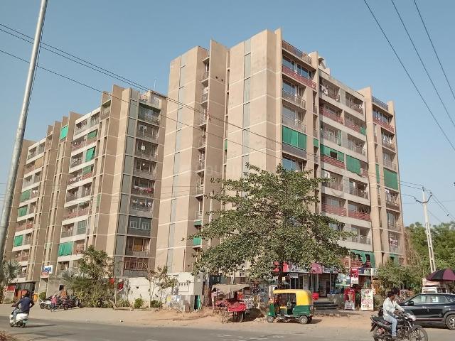3 BHK Apartment in Vaishno Devi Circle for resale Ahmedabad. The reference number is 20648356