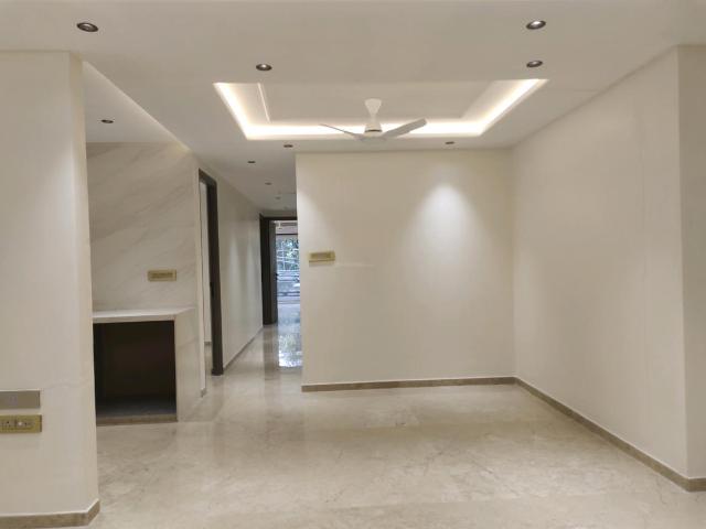 3 BHK Apartment in Vile Parle West for resale Mumbai. The reference number is 19510768