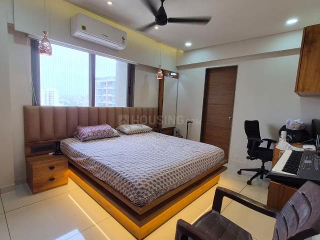 3 BHK Duplex in Iscon Ambli Road for rent Ahmedabad. The reference number is 20780860