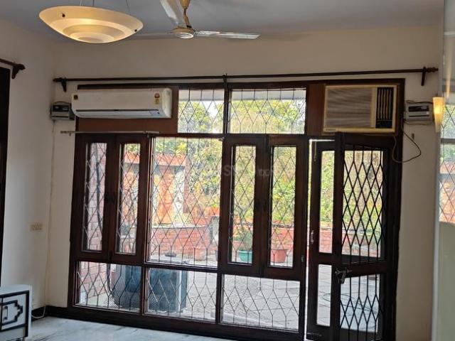3 BHK Duplex in Sector 17 for rent Noida. The reference number is 19784011