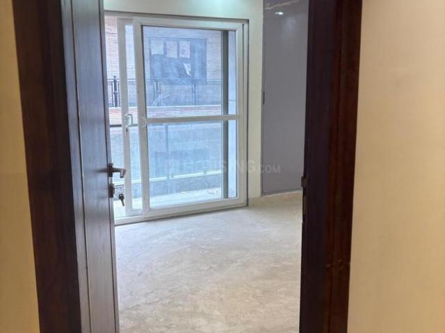 3 BHK Independent Builder Floor in Mukherjee Nagar for resale North West Delhi. The reference number is 17401063
