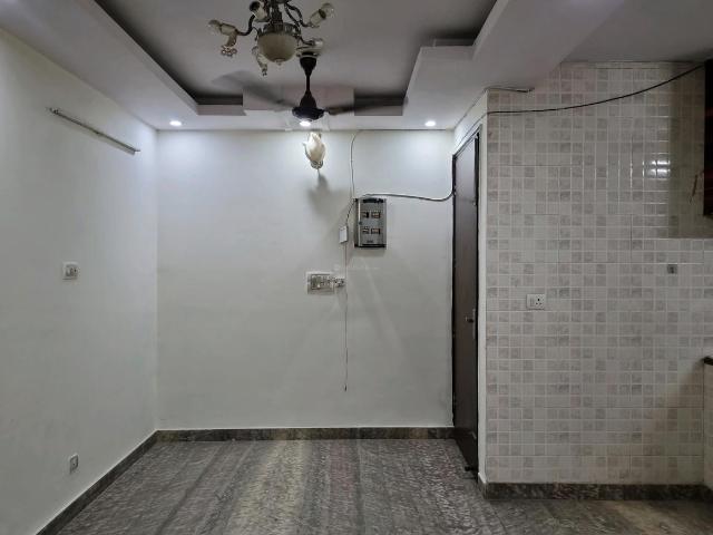 3 BHK Apartment in Dwarka Mor for resale New Delhi. The reference number is 20425497