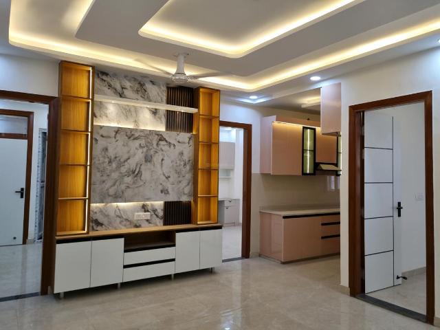 4 BHK Apartment in Raju Parak Extension for resale New Delhi. The reference number is 20224499