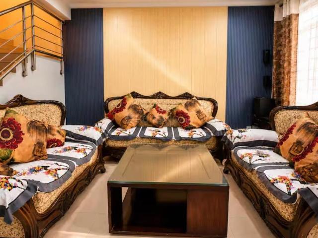 3 BHK Independent Builder Floor in Palam Vihar for rent Gurgaon. The reference number is 20284396