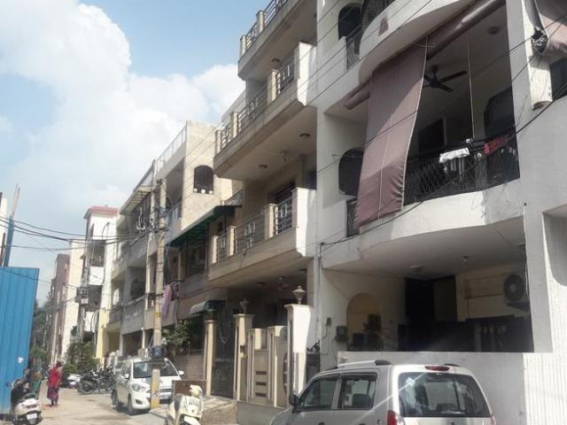 3 BHK Independent Builder Floor in Shalimar Bagh for resale New Delhi. The reference number is 20294751