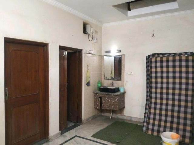 3 BHK Independent Builder Floor in Shastri Nagar for resale New Delhi. The reference number is 19530147