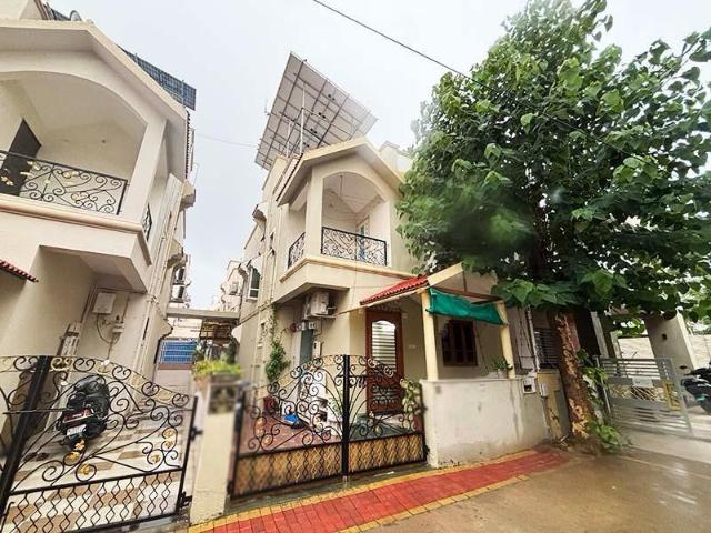 3 BHK Independent House in Thaltej for resale Ahmedabad. The reference number is 18933066