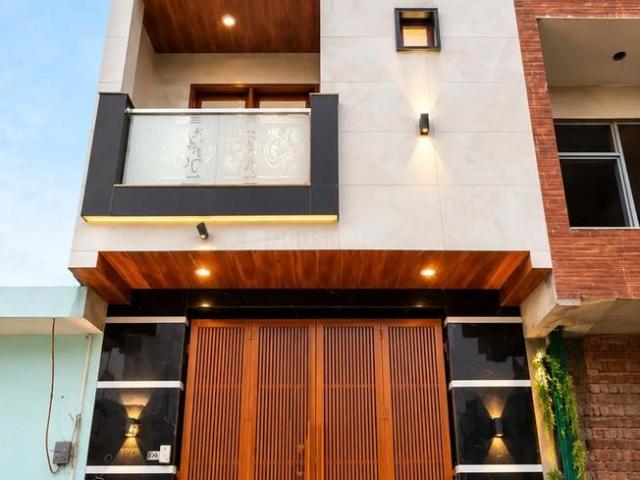 3 BHK Independent House in Dwarka Mor for resale New Delhi. The reference number is 20801869