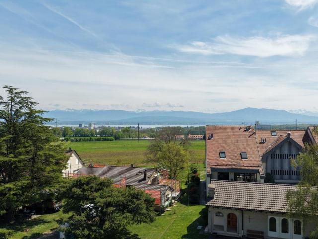 3 bis 6,5 Zimmer Doppelhaus mit zwei Balkonen und Blick auf die Alpen