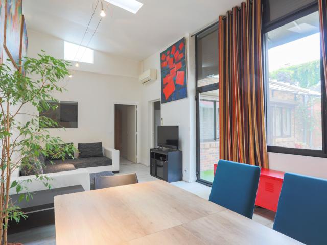 3 BR Executive Apartment with Private Patio 26m² – AC & Metro 5
