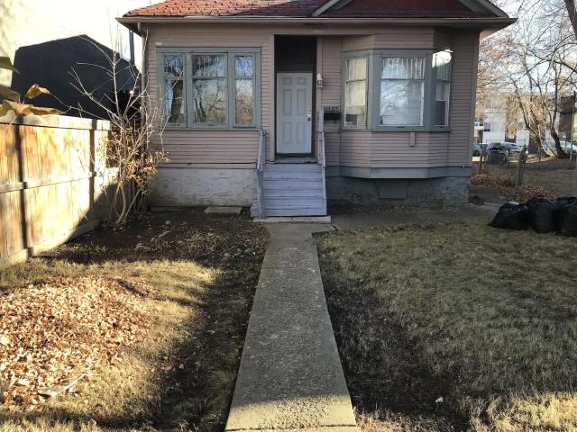 3 BR Renovated Fully Fenced Pet Friendly Bungalow in Downtown Oliver Area!