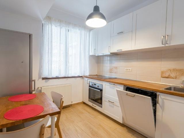 3 camere, 2 bai, metrou jiului, centrala&masina de spalat vase