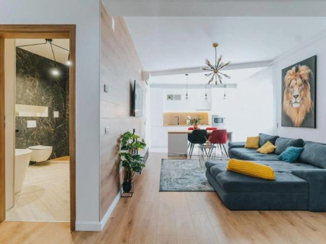 3 camere, ultracentral, Oradea. 750 Euro/lună + TVA neg. Comision 0
