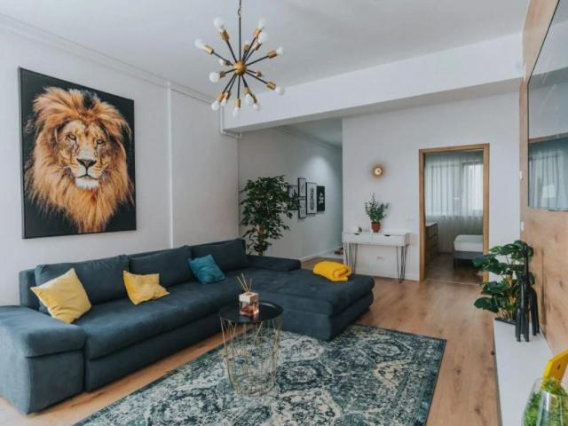 3 camere, ultracentral, Oradea. 750 Euro/lună + TVA neg. Comision 0