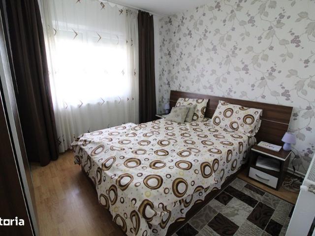 Vând apartament 3 camere în Hunedoara, M5/1 Bd. Traian, parter înalt