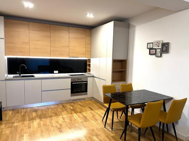 3 CAMERE CU 70 CURTE GENEROASA