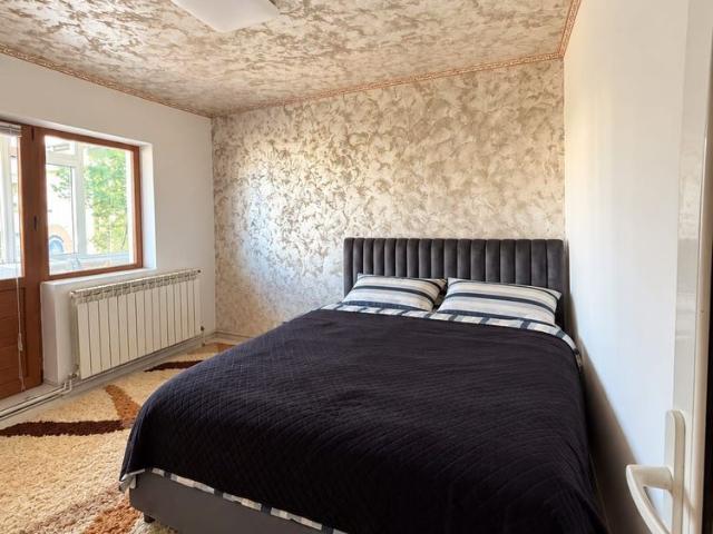 3 camere Cug, langa scoala 42, etaj intermediar