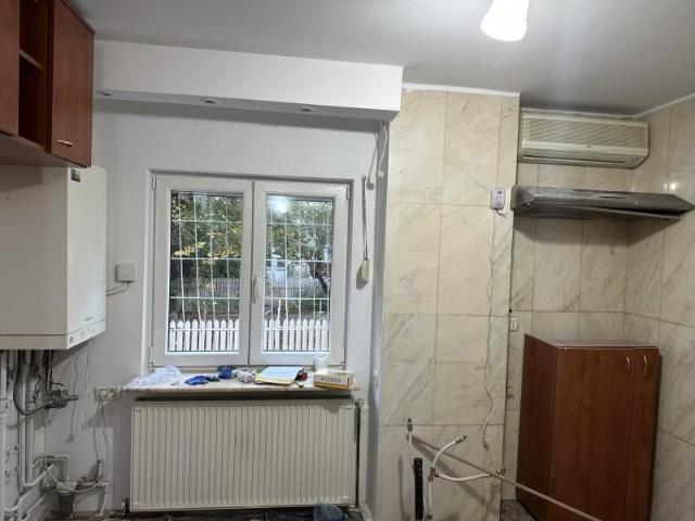 3 camere decomandate, nemobilat, foarte mare, 80mp, centrala termica, parter, doua bai, Calea Bucuresti, Mcdonalds