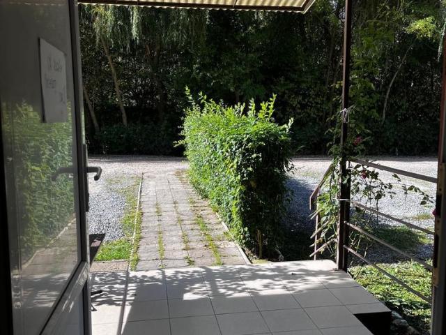 3 camere in bloc tip vila si curte, parcare 2 masini