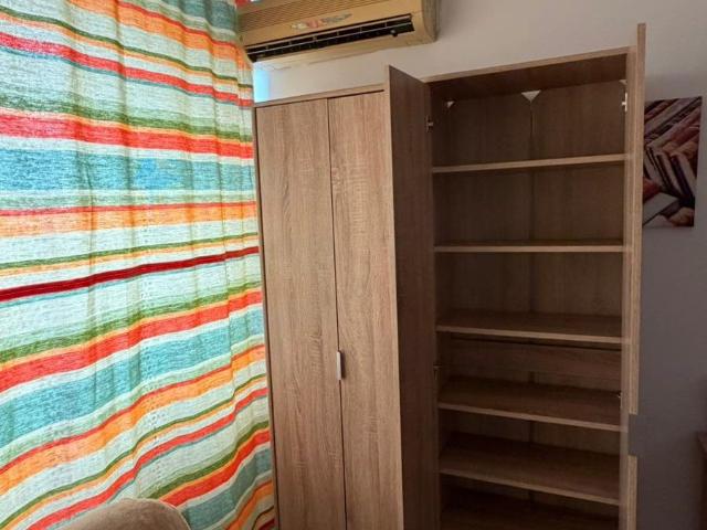 3 camere între metrou Unirii și Tineretului, Parcul Carol, vedere Casa Poporului