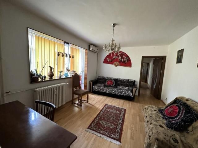 3 camere semidecomandate, Calea Bucuresti Piata Centrala, etaj1, foarte curat