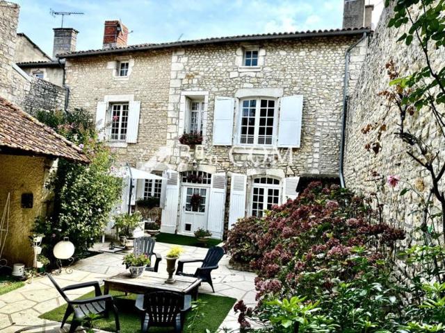 3%.COM MAGNIFIQUE MAISON DE CARACTERE DE 228M2 HAB SUR PARCE