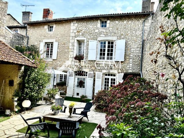 3%.COM MAGNIFIQUE MAISON DE CARACTERE DE 228M2 HAB SUR PARCE