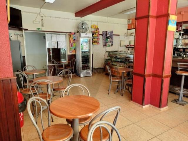 3 espaços comerciais junto ao Vale das Flores