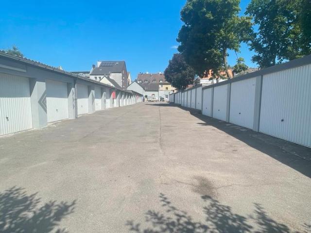3 Familienhaus mit 42 Garagen