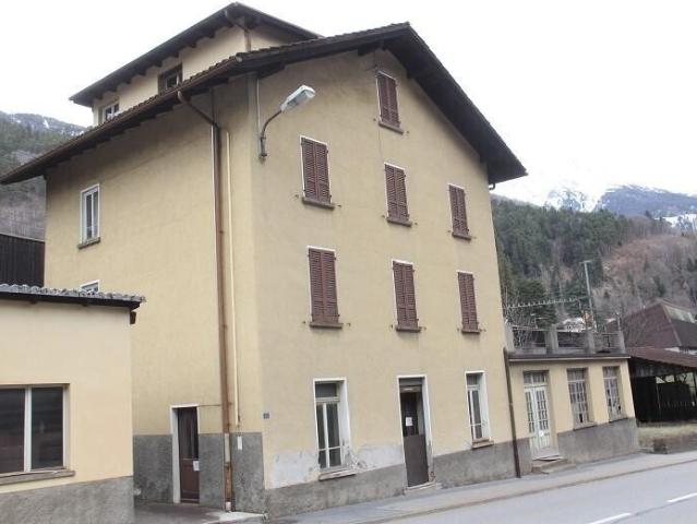 3 Familienhaus mit 4 Zi Wohnungen und im EG Gewerberaum von 200 m2 / house with 3 apartments with 4 rooms and in the PT loc. Kommerziell