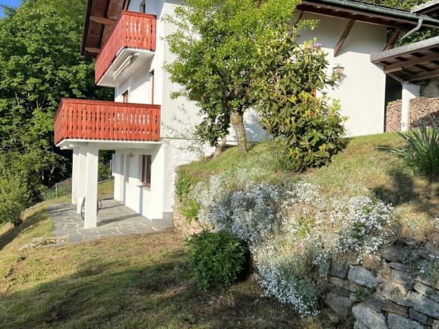 3 Familienhaus mit drei 2 1/2 Zimmer Ferienwohnungen an sehr sonniger, ruhiger Aussichtslage Haus mit 3 Ferienwohnungen à 2 1/2 Zimmer sonnig, ruhig