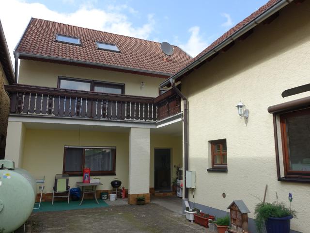 3 Familienhaus mit Nebengebäuden, Garten und Garage
