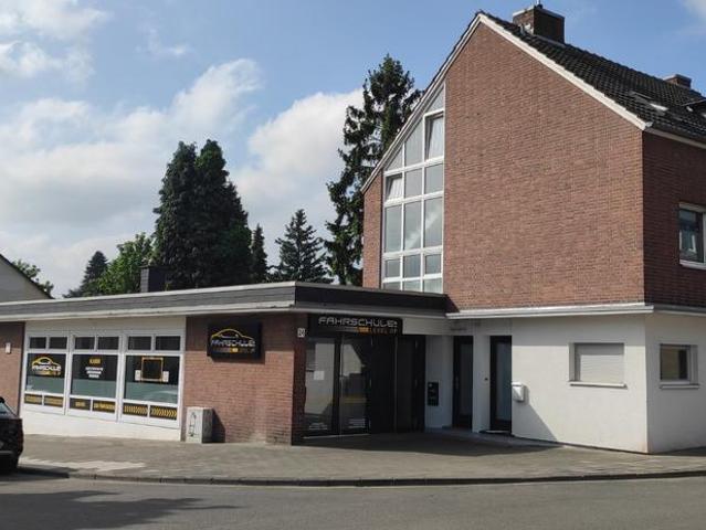 3 Familienhaus plus Gewerbe in Grevenbroich Elsen