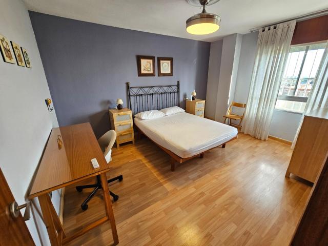 3 HABITACIONES DISPONIBLES EN PISO PARA ESTUDIANTES EN ZONA CARREFOUR. 3 DORMITORIOS + 1 BAÑO + TERRAZA + ASCENSOR Y TODO EXTERIOR