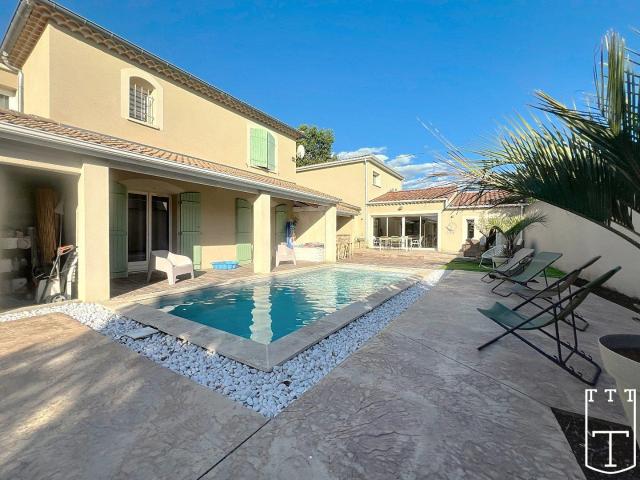 3 habitations autour d'une belle piscine [Gîtes, maison d'hô. 350m² Aubenas