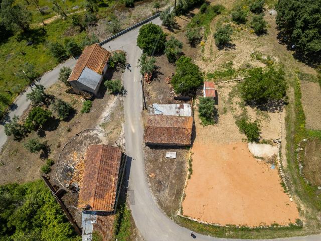 3 imóveis para recuperar em Caxarias | 3 artigos matriciais | 1.400 m²