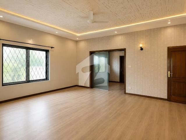 3 kanal prime corner old house | f 6