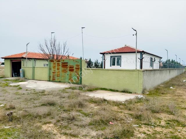 3 Kat İmarlı 916 M² Arsa Üzerinde Ruhsatlı Yapılar