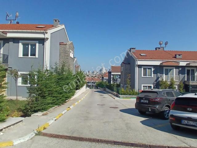 3 Katlı, 400 M² Bahçeli, Tamamen Yenilenmiş Villa